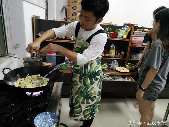 武汉高校共享厨房生意火爆 大学生创新推出各类“共享”产品